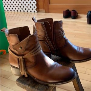 Pikolinos short brown boots